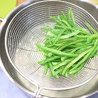 做正宗炝拌青椒土豆丝的图片步骤8