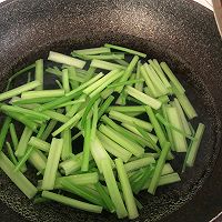 做正宗芹菜腰果百合的图片步骤3