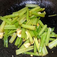 做正宗芹菜腰果百合的图片步骤7