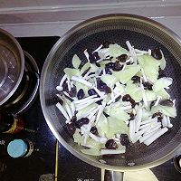 做正宗美味素菜黄瓜木耳炒海鲜菇的图片步骤6