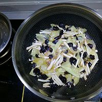 做正宗美味素菜黄瓜木耳炒海鲜菇的图片步骤9