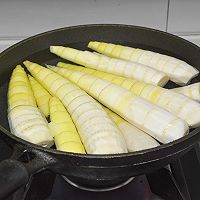 做正宗脆嫩爽口的凉拌菠菜春笋丁的图片步骤4