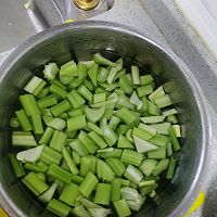 做正宗凉拌花生豆芹菜的图片步骤2