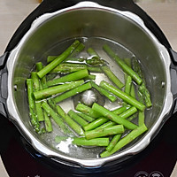 做正宗鲜掉眉毛的蒜蓉蛏子芦笋的图片步骤4