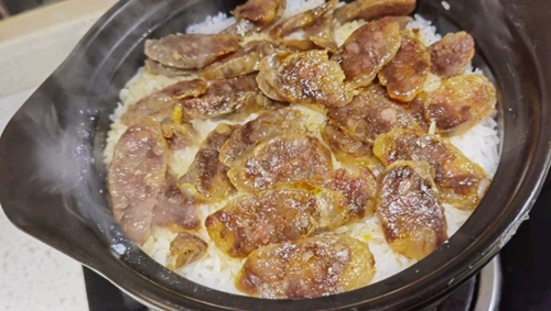 腊肠砂锅煲仔饭