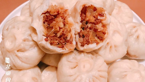 香喷喷热腾腾的白菜粉条肉包子