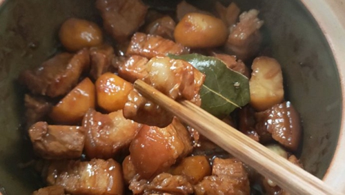 瓦锅闷腩肉