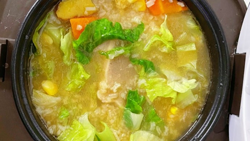 大骨玉米胡萝卜蔬菜粥