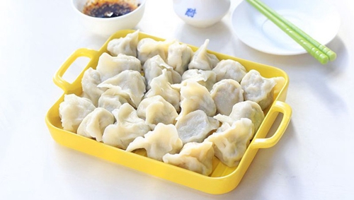 ޣ