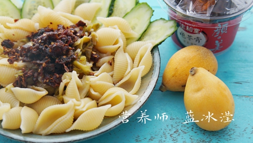 豴