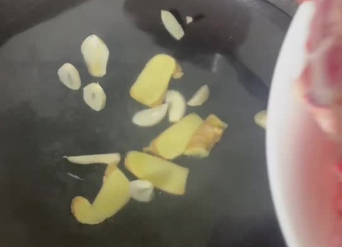 ţ