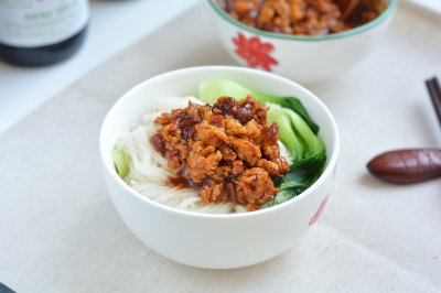 酱香浓郁的鸡蛋炸酱面