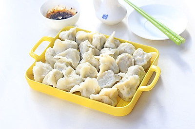 ޣ