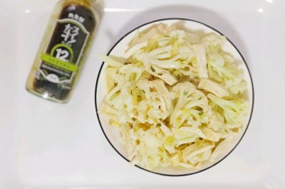 軨