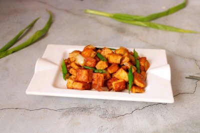 外酥里嫩浇汁葱烧豆腐
