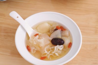 荸荠银耳梨汤